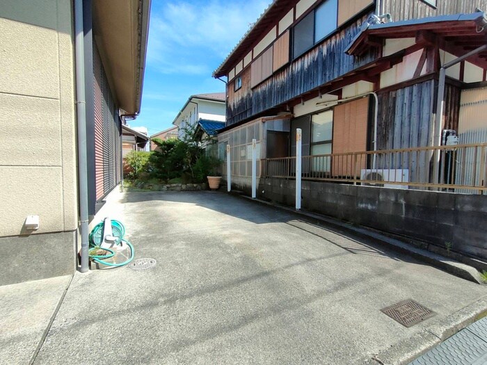 物件外観写真3　(駐車場)