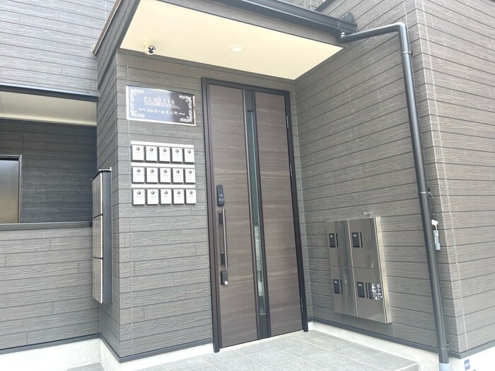 物件外観写真4　(エントランス部分)