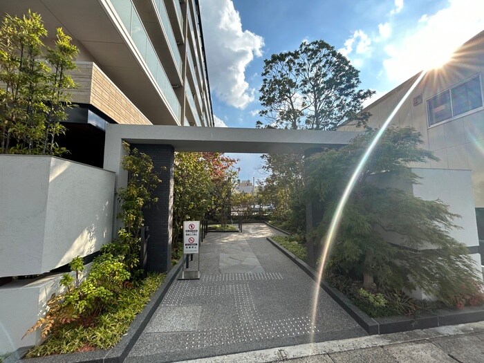 物件外観写真5　(エントランス部分)