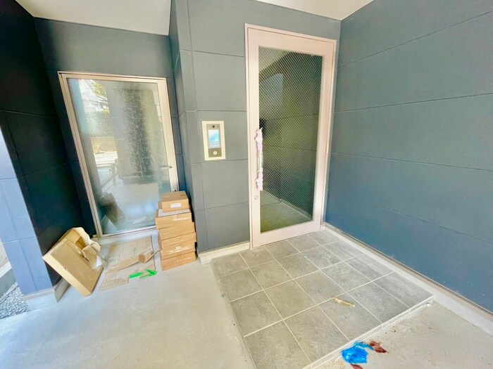 物件外観写真3　(エントランス部分)