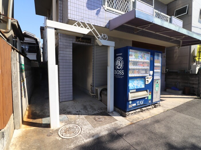 物件外観写真3　(エントランス部分)