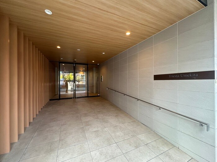 物件外観写真2　(エントランス部分)