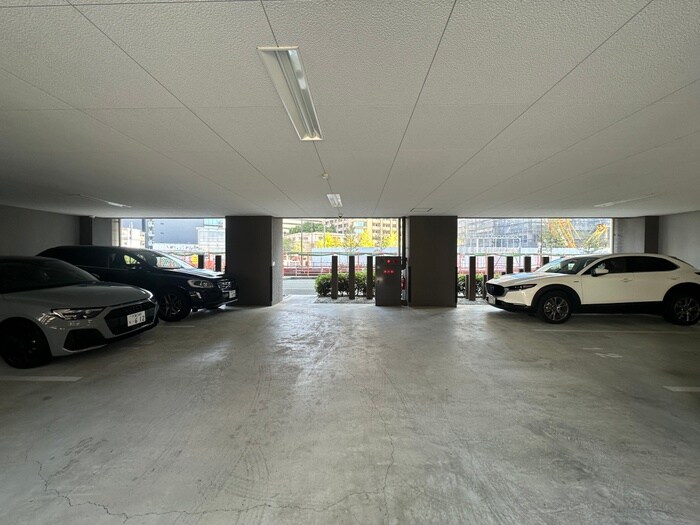 物件外観写真5　(駐車場)