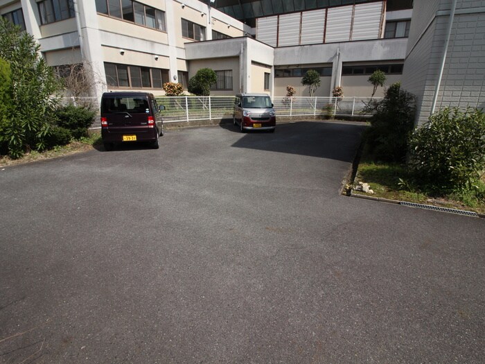 物件外観写真3　(駐車場)