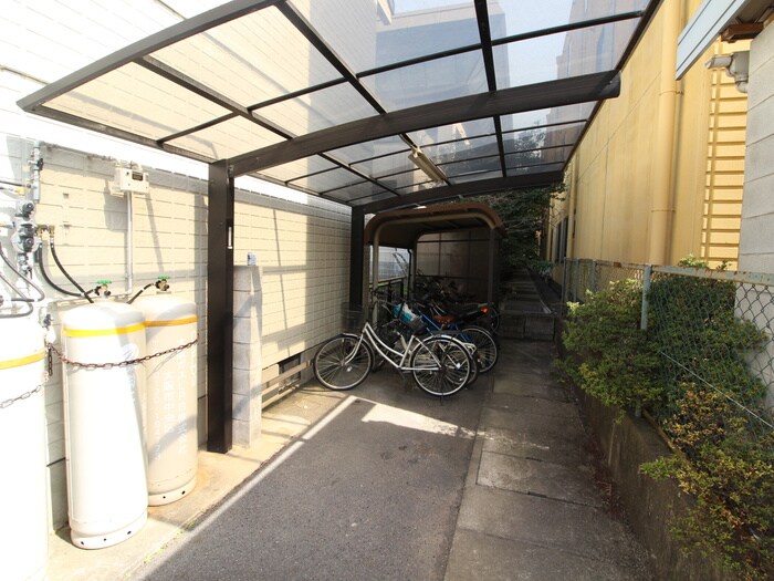物件外観写真4　(駐輪場)
