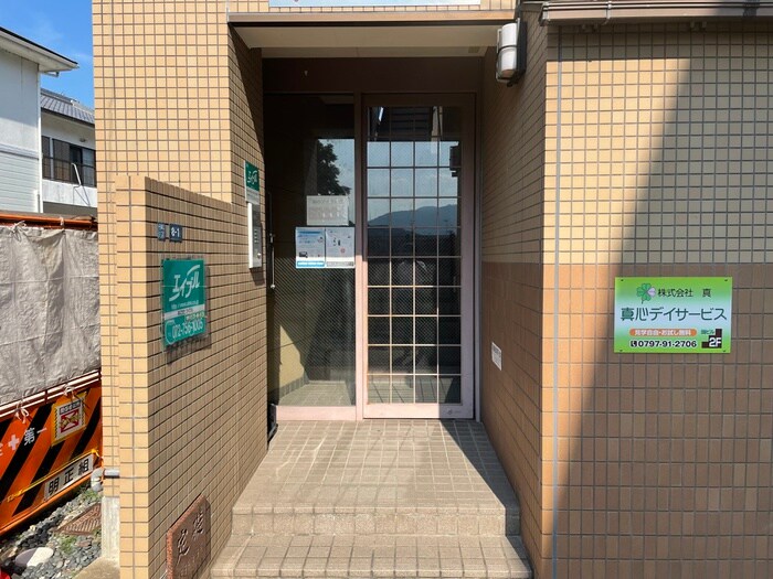 物件外観写真2　(エントランス部分)