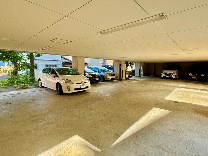 物件外観写真5　(駐車場)