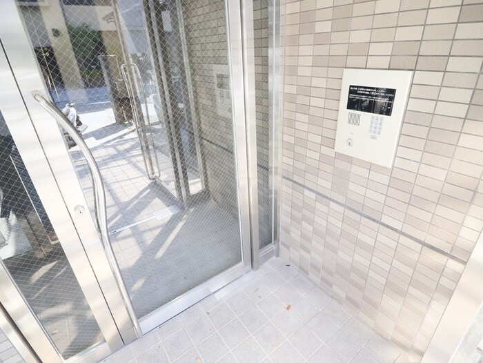 物件外観写真2　(エントランス部分)