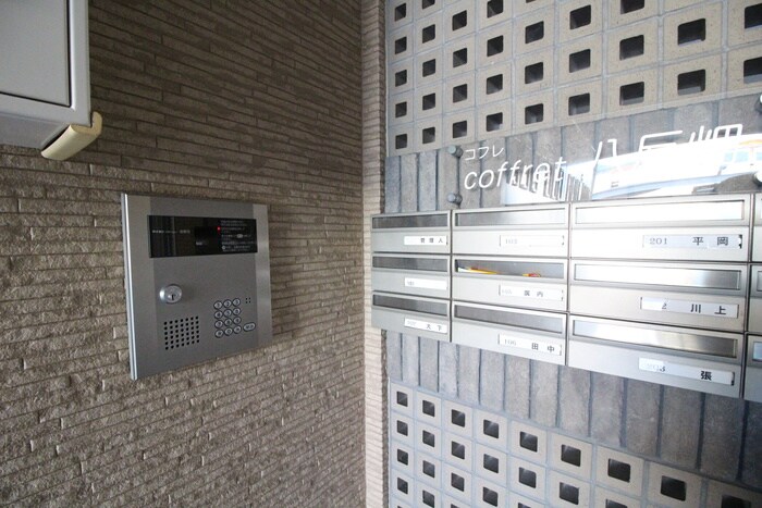 物件外観写真2　(エントランス部分)