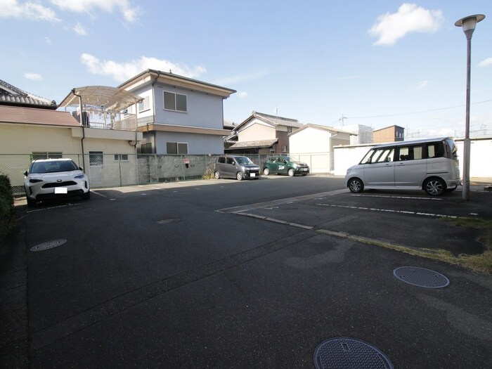 物件外観写真4　(駐車場)
