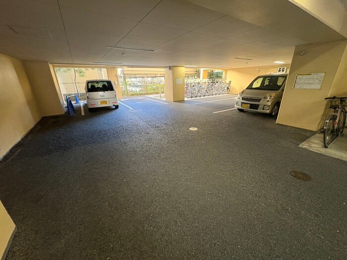 物件外観写真2　(駐車場)