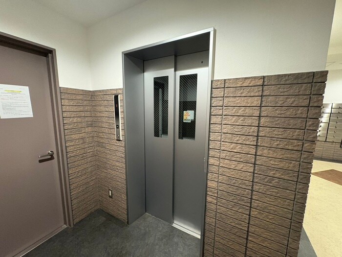 物件外観写真5　(エントランス部分)