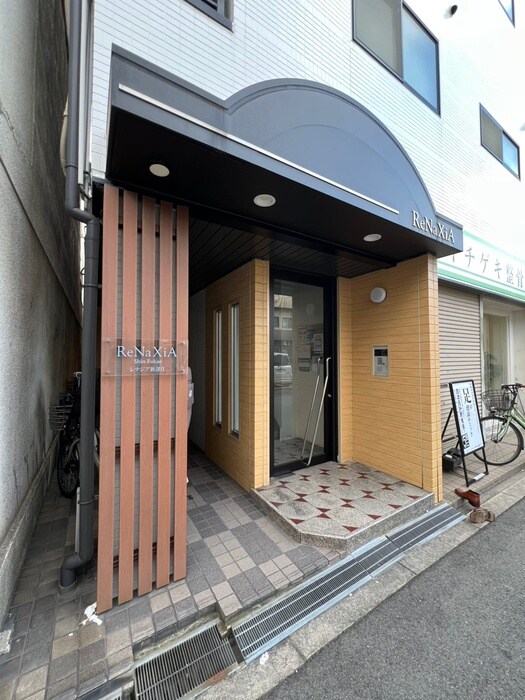 物件外観写真2　(エントランス部分)