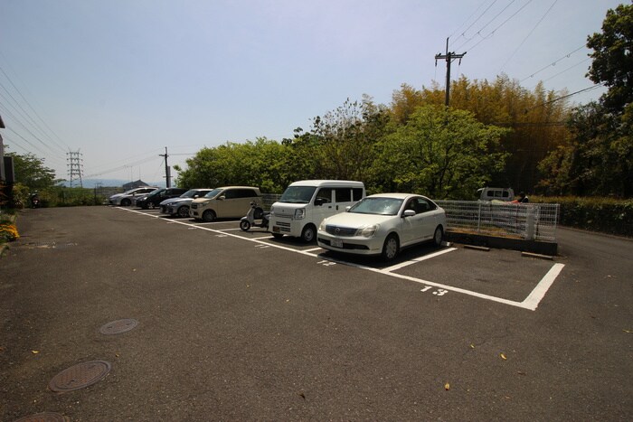 物件外観写真2　(駐車場)