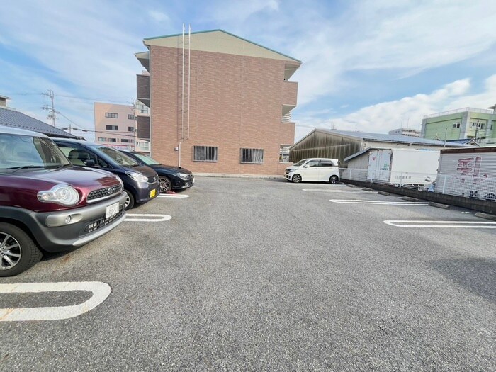 物件外観写真2　(駐車場)