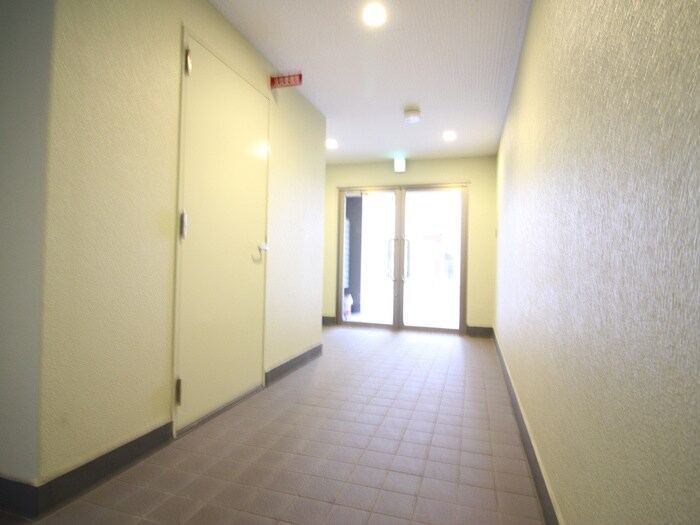 物件外観写真4　(エントランス部分)