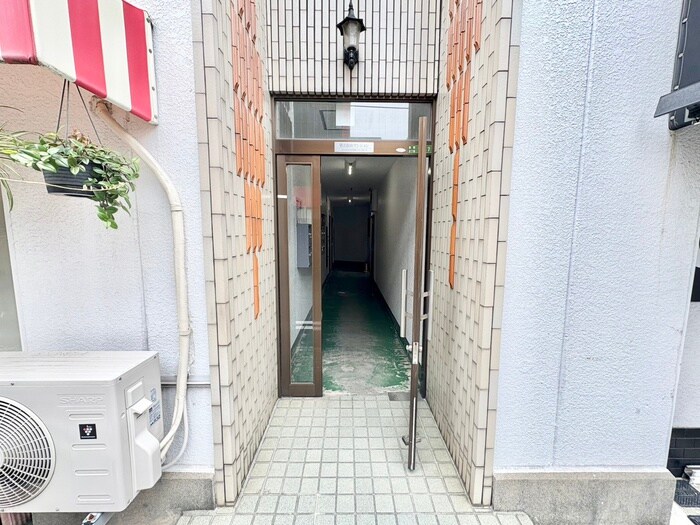 物件外観写真4　(エントランス部分)