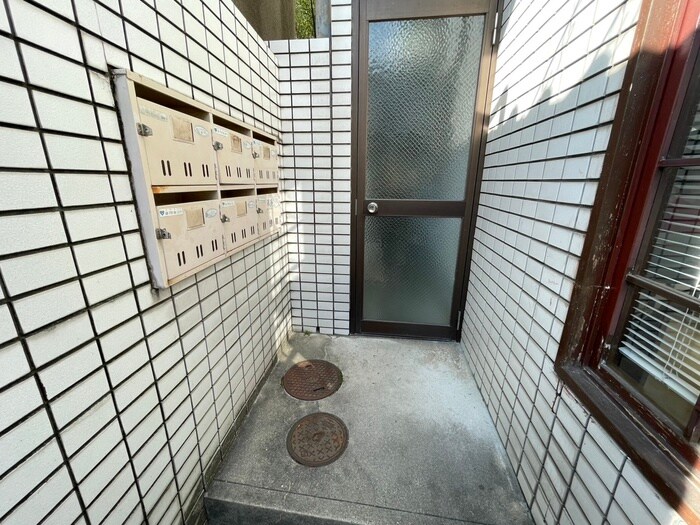 物件外観写真3　(エントランス部分)