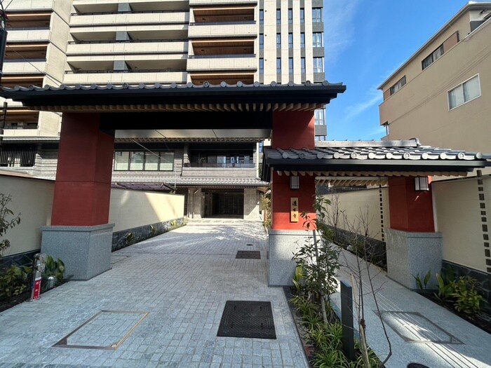 物件外観写真3　(エントランス部分)