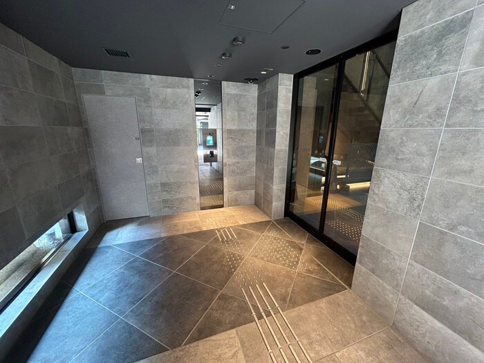 物件外観写真4　(エントランス部分)