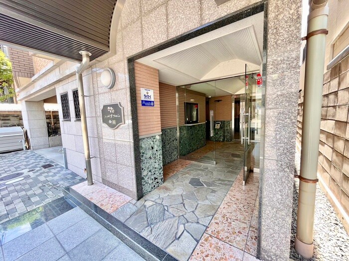 物件外観写真2　(エントランス部分)