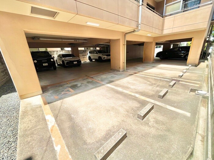 物件外観写真4　(駐車場)