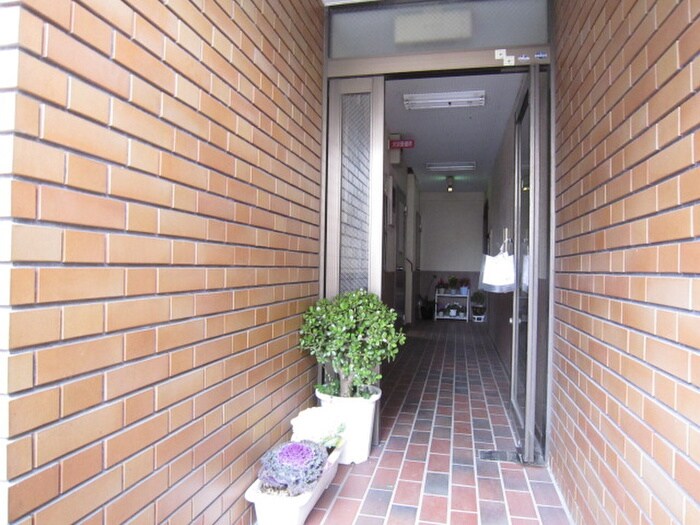 物件外観写真4　(エントランス部分)