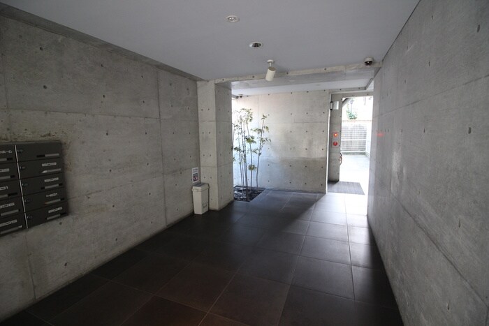 物件外観写真6　(エントランス部分)