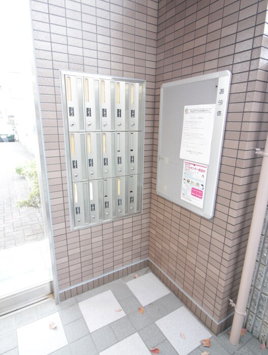 物件外観写真6　(エントランス部分)