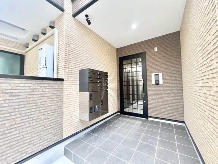 物件外観写真3　(エントランス部分)