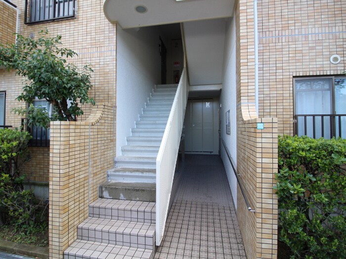 物件外観写真3　(エントランス部分)