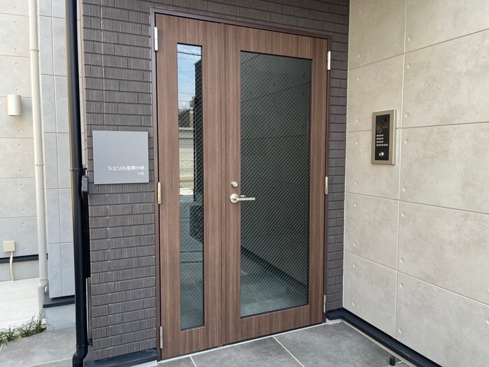 物件外観写真4　(エントランス部分)