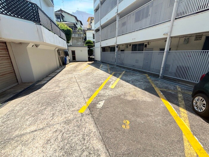 物件外観写真3　(駐車場)