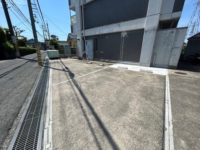 物件外観写真4　(駐車場)