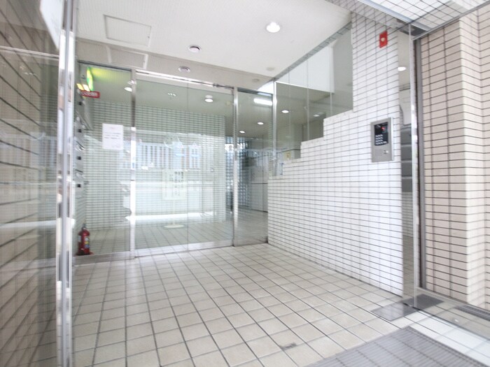 物件外観写真2　(エントランス部分)