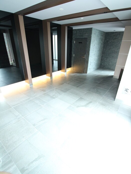 物件外観写真6　(エントランス部分)