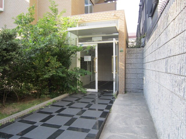 物件外観写真3　(エントランス部分)