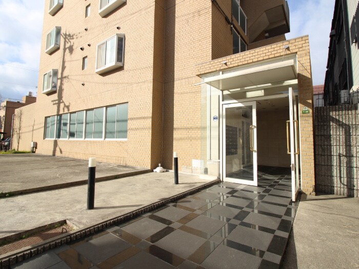 物件外観写真5　(エントランス部分)