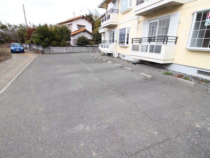 物件外観写真6　(駐車場)