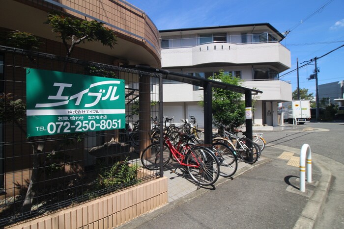 物件外観写真2　(エントランス部分)