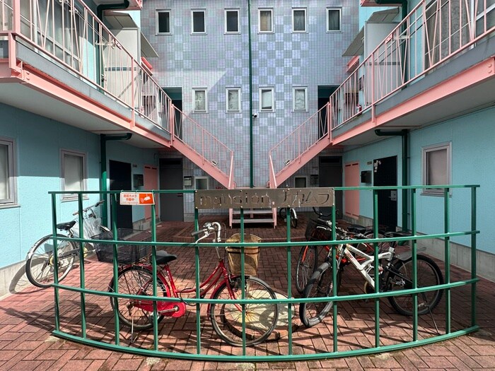 物件外観写真3　(エントランス部分)