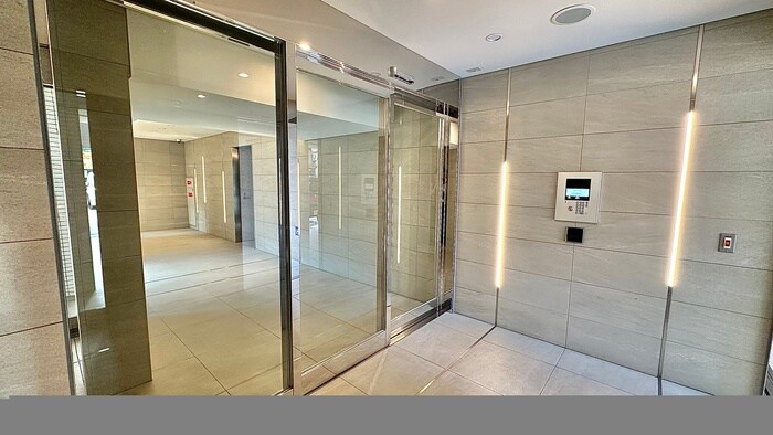 物件外観写真3　(エントランス部分)