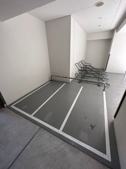 物件外観写真5　(バイク置き場)