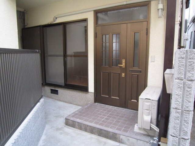 物件外観写真2　(エントランス部分)