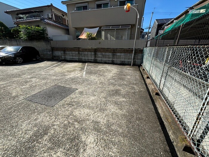 物件外観写真6　(駐車場)