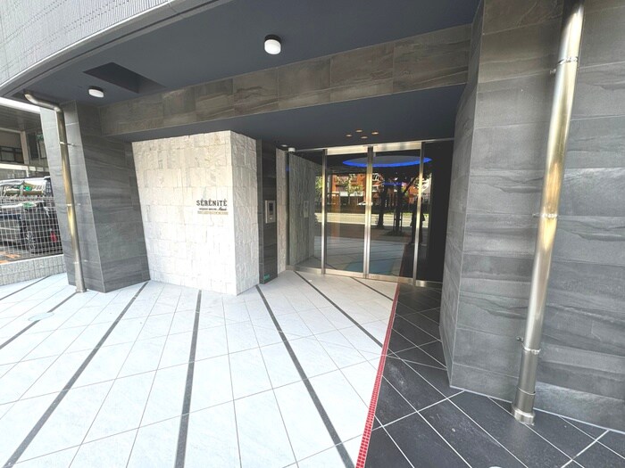 物件外観写真2　(エントランス部分)