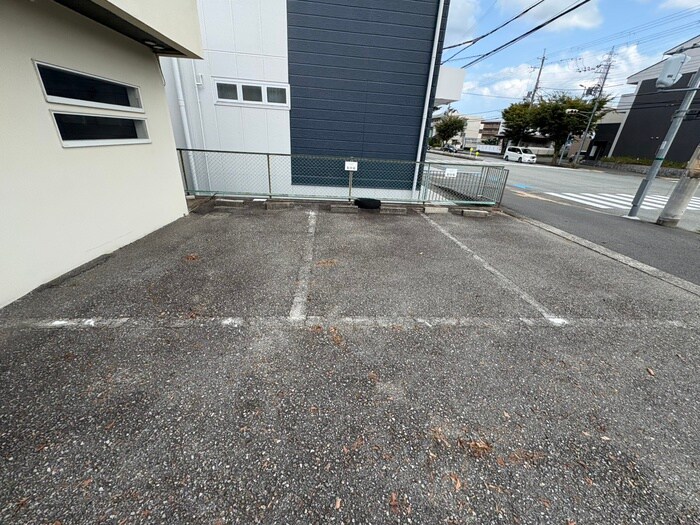 物件外観写真3　(駐車場)