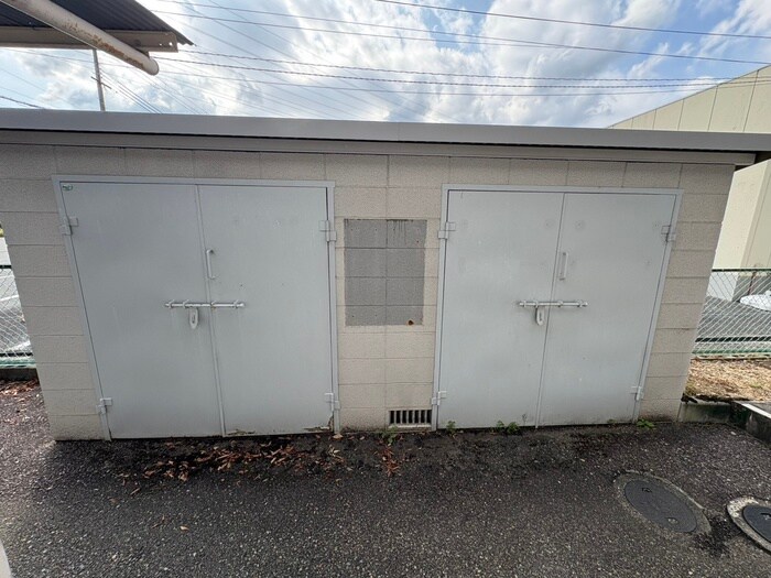 物件外観写真5　(バイク置き場)