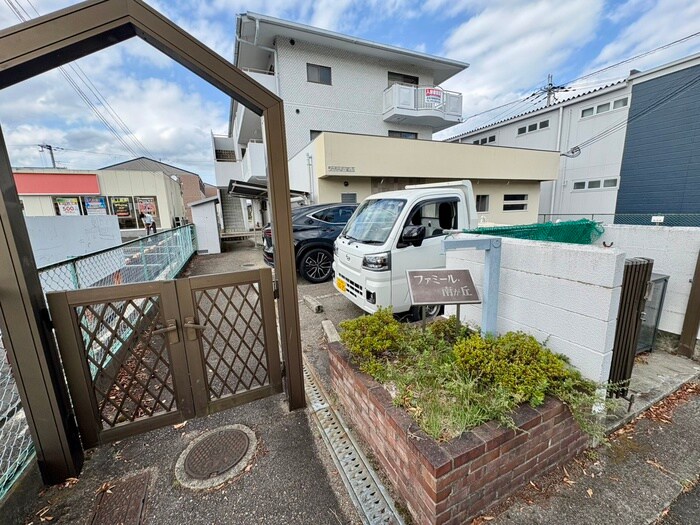 物件外観写真6　(エントランス部分)