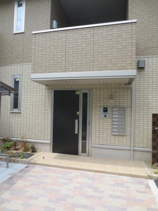 物件外観写真3　(エントランス部分)